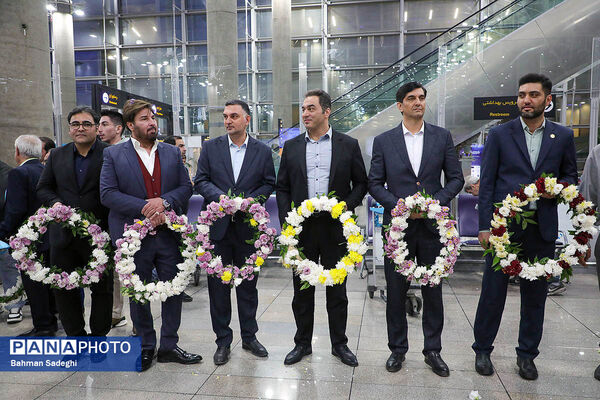 بازگشت تیم ملی وزنه‌برداری با جام قهرمانی‌