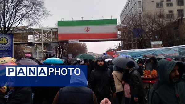 جلوه‌های دانش‌آموزی راهپیمایی ۲۲بهمن در تبریز