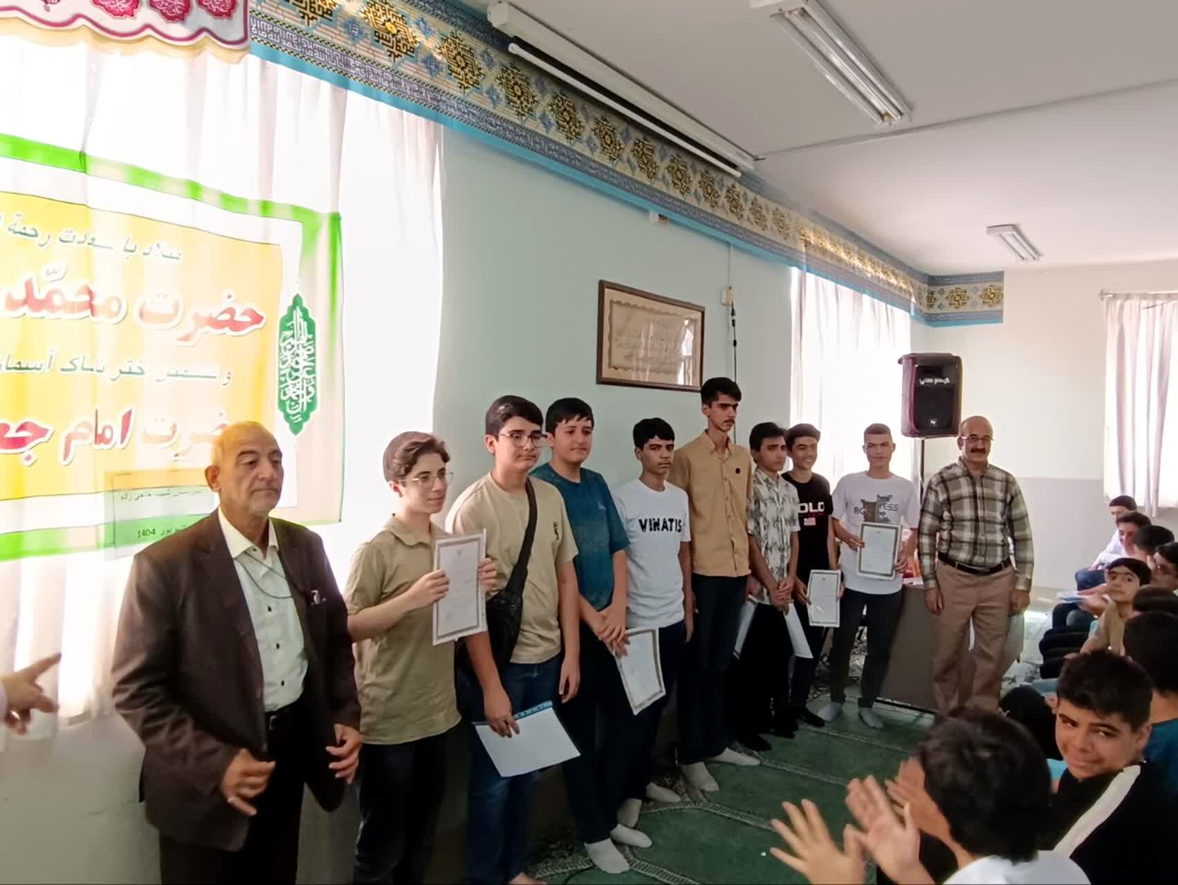  تجلیل از برگزیدگان علمی و فرهنگی دبیرستان حاجی‌زاده کاشان همزمان با هفته وحدت