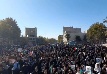 دانش‌آموزان در یوم‌الله ۱۳ آبان، در پیاده‌روی وحدت، یک‌صدا فریاد استقلال سر دادند