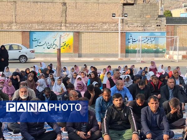 بوسه دختران روستای لالب بر دستان زحمت‌کشیده پدران