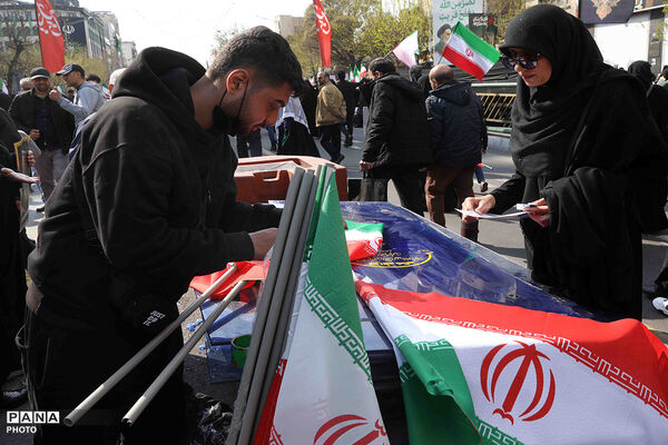 حضور وزیر آموزش و پرورش در مراسم تشییع پیکرهای مطهر ۸۴ شهید قهرمان ناوشکن دنا 