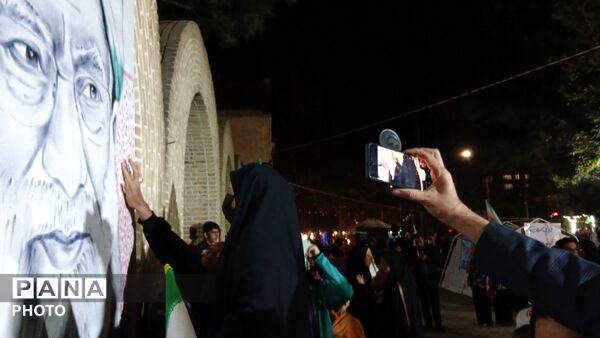 اثر انگشت هایی که قاب رهبر شهید را کامل کردند 