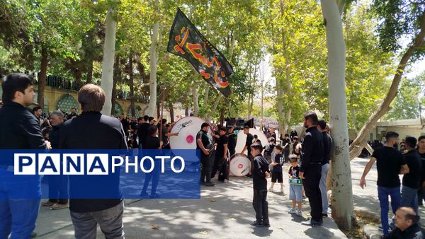 عزاداری ظهر  عاشورا در خیابان‌های شهر نیشابور 