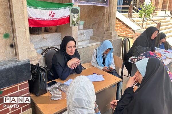 برپایی میز خدمت و ایستگاه پایش سلامتی توسط مراقبین سلامت مدارس