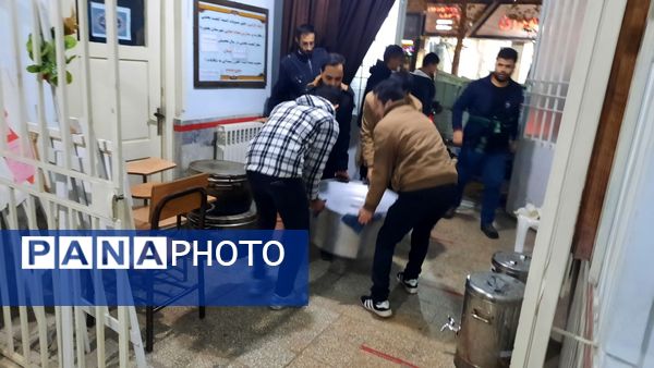 میزبانی دبیرستان سمیه از مردم به‌مناسبت ایام فاطمیه