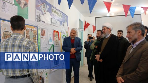 افتتاحیه نمایشگاه مدرسه انقلاب در دبیرستان شهید سلیمانی