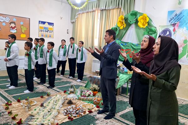 آرزوی فرج و سلامتی صاحب الزمان (عج) با دست‌های کوچک دانش‌آموزان شیرازی