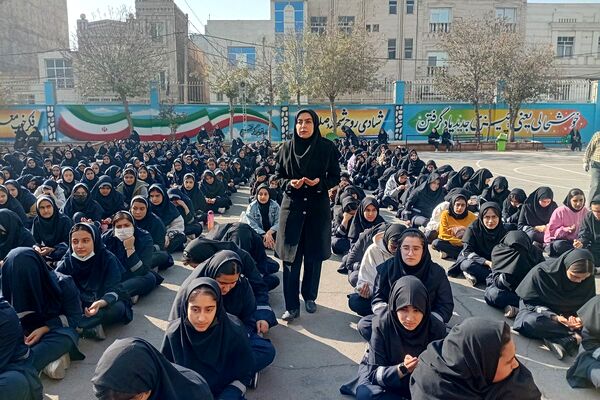 برپایی ایستگاه صلواتی و شهادت حضرت زهرا در مدرسه شهید زهره‌وند قرچک 