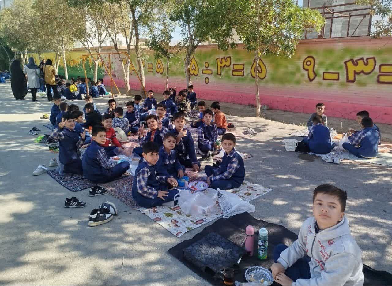 صبحانه سلامت در مدرسه مبین شهرستان شیروان
