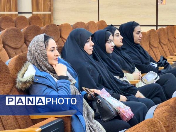 گرامیداشت معلمان و فارغ‌التحصیلان در دبیرستان شهید بابایی