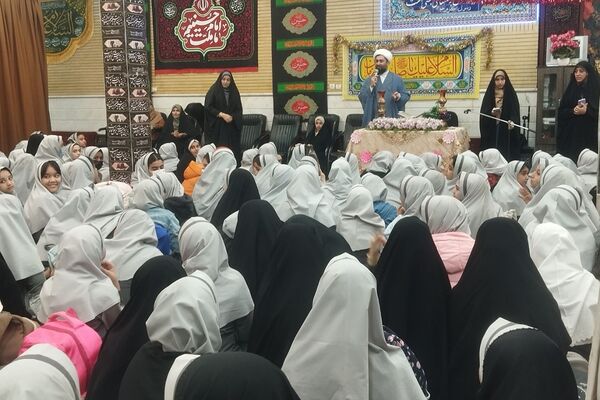 حضور دانش‌آموزان دبستان حاتم ناحیه دو شهرری در مراسم ضیافت افطاری 