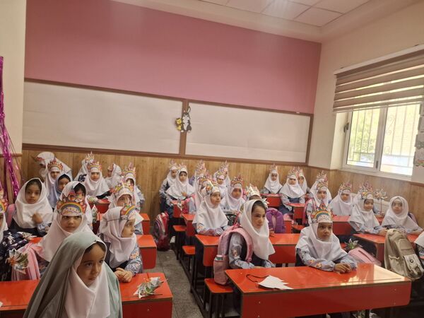 جشن شکوفه ها در دبستان مصلی نژاد
