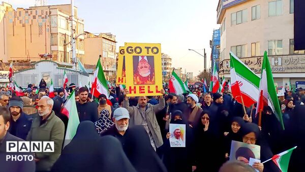 بیعت چشمگیر مردم با رهبر جدید انقلاب 