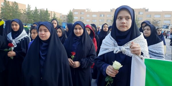 وداع دانش‌آموزان دبیرستان فرهنگیان ناحیه ۷ با شهید گمنام 