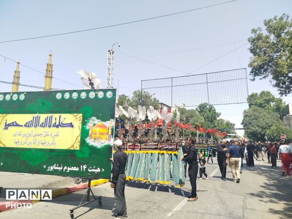 شور حسینی در خیابان های شهر؛عاشورا در قاب زنجیر زنان
