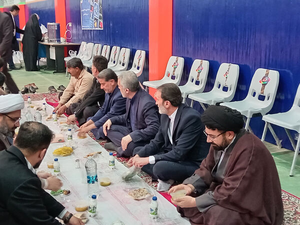 ضیافت افطاری و محفل دانش‌آموزی انس با قرآن کریم در سالن ورزشی عفاف شهر جعفریه قم