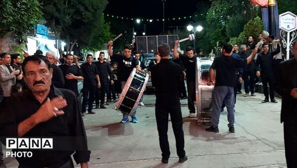 شبی دیگر از مراسم عزاداری شب‌های دهه اول محرم در شهرستان درگزین با حضور هیات عزاداران