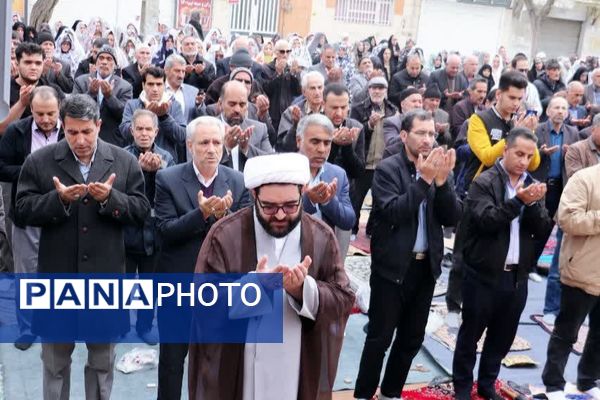 صفوف به‌هم پیوسته نمازگزاران در قروه