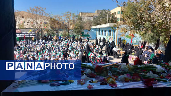 انس و ارادت دانش‌آموزان مدارس ناحیه یک قم به شهید گمنام