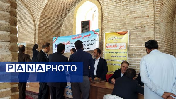 میز خدمت ادارات و بانک‌ها در نماز جمعه نیشابور