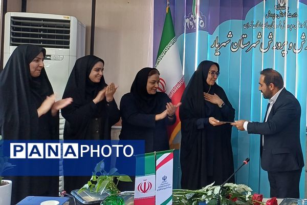 تقدیر از مراقبین سلامت و ارگان‌های مرتبط با حوزه سلامت در اداره آموزش و پرورش شهریار 