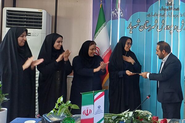 تقدیر از مراقبین سلامت و ارگان‌های مرتبط با حوزه سلامت در اداره آموزش و پرورش شهریار 