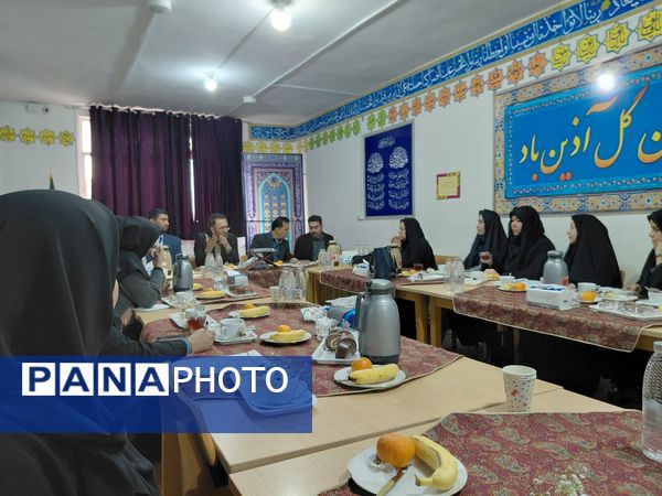 جلسه  مدیران متوسطه اول مدارس در دبیرستان شهرآرا دو