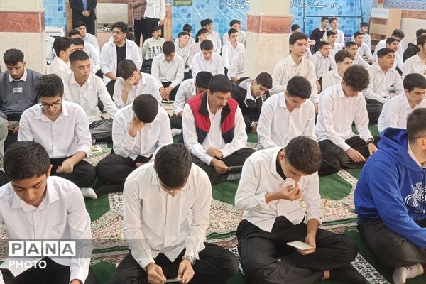 طنین زیارت عاشورا در دبیرستان نمونه دولتی شهدای علم و فناوری