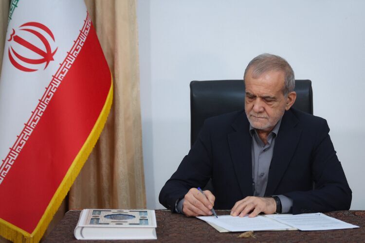 پزشکیان در پیامی درگذشت مادر جلال رفیع را تسلیت گفت