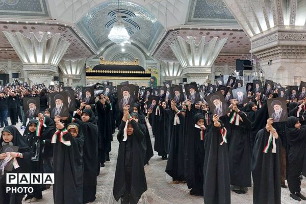 هم‌نوایی دانش‌آموزان منطقه ۵ تهران با سرود «باید برخاست» در سوگواری رهبر شهید