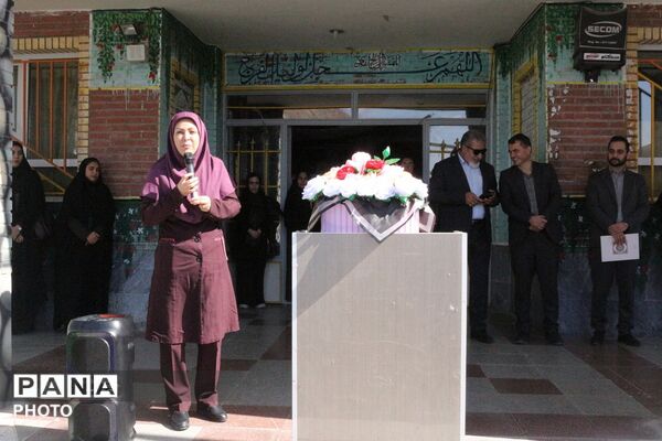 تجلیل مدیر آموزش‌وپرورش از دانش‌آموزان رتبه اول جشنواره نوجوان خوارزمی فیروزکوه