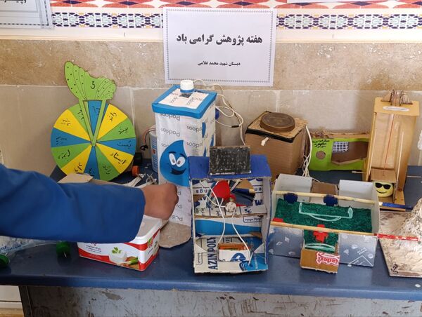 نمایشگاه پژوهش و فناوری در مدرسه شهید غلامی خلیل آباد