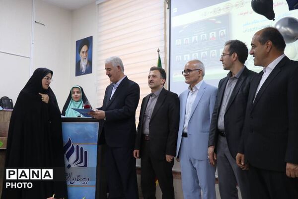 «سپاس معلم» در تبریز؛ آیین تجلیل از معلمان نمونه ناحیه یک با حضور فرماندار 