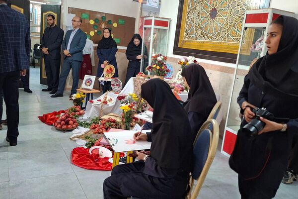 بازدید معاون پرورشی و فرهنگی اداره‌کل شهرستانهای استان تهران از جشنواره انار در هنرستان ام‌البنین ورامین