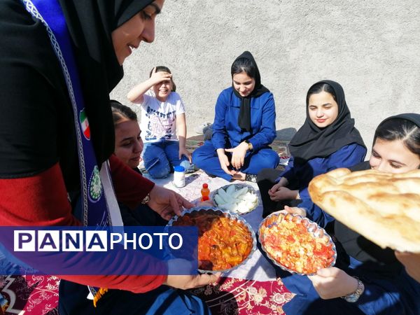 جشن انقلاب در دبیرستان حضرت فاطمه (س) و هنرستان عفاف، شهر تیتکانلو