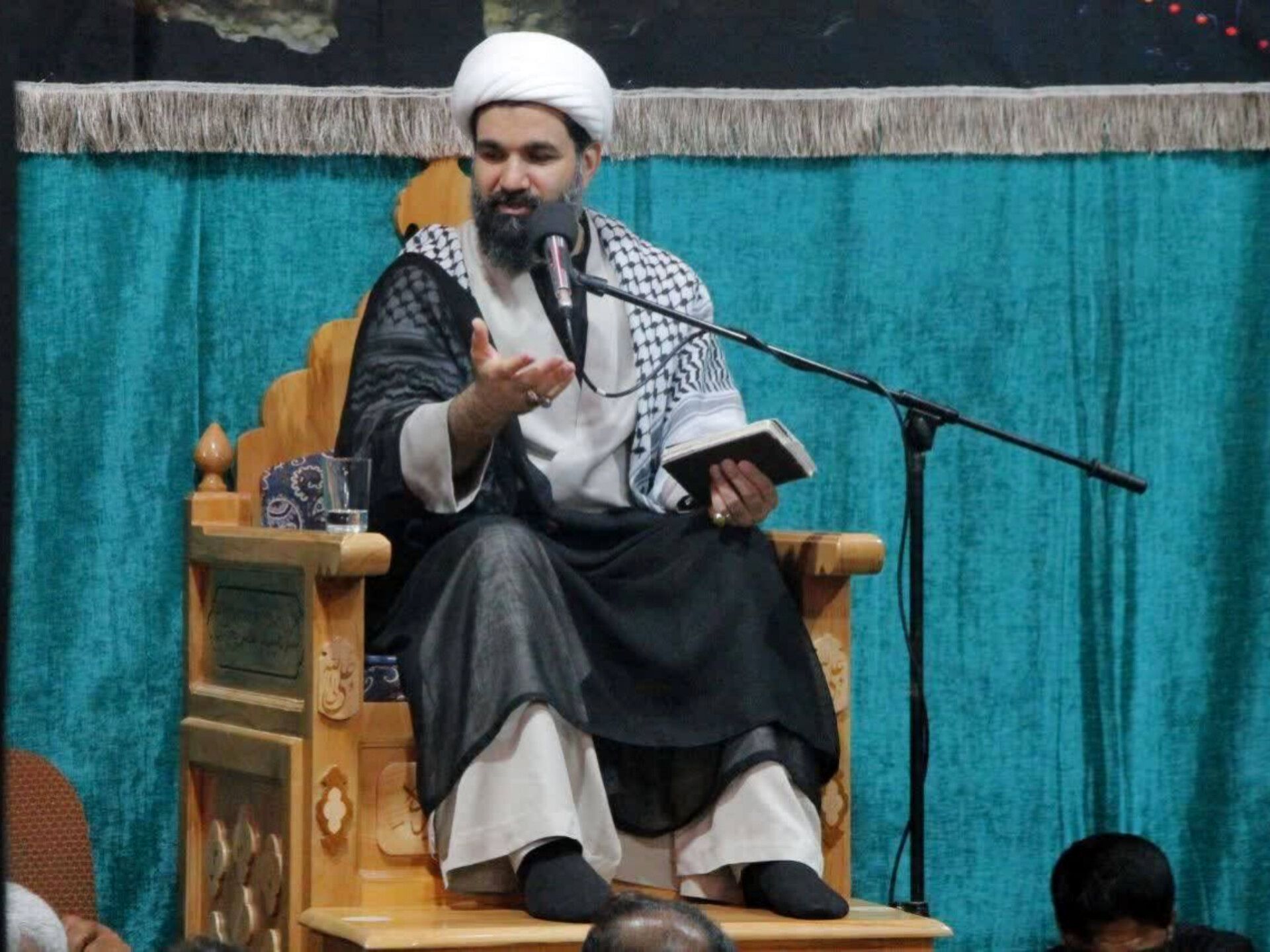 برای الگو گیری دنبال شرق و غرب نباشید و از حضرت فاطمه معصومه (س) الگو بگیرید