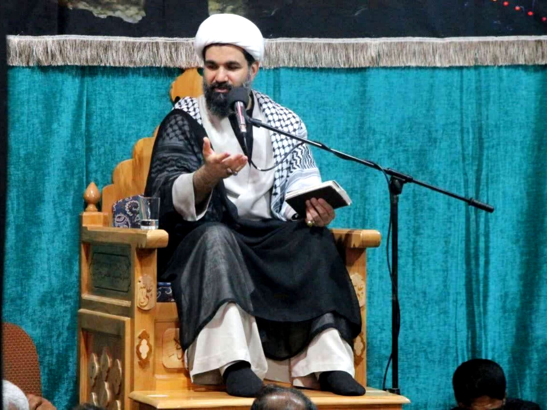 برای الگو گیری دنبال شرق و غرب نباشید و از حضرت فاطمه معصومه (س) الگو بگیرید
