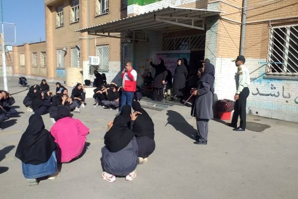 برگزاری مانور زلزله و پناه‌گیری در دبیرستان فضیلت بانه به مناسبت هفته نیروی انتظامی