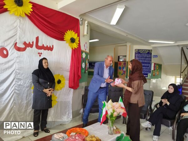 تجلیل از معلمان و اعضای انجمن اولیا و مربیان در مدرسه حضرت رقیه(س)