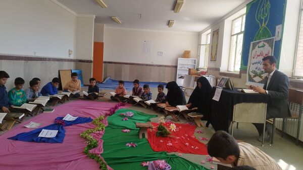 محفل انس با قرآن در دبستان شهید بردی بخش زرین آباد