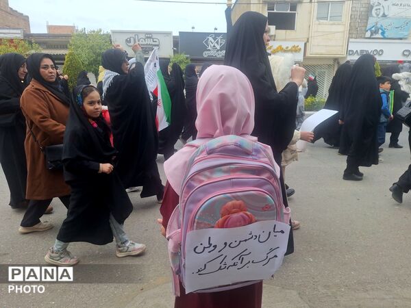 حضور دانش آموزان آزادشهری به یاد دانش آموزان میناب
