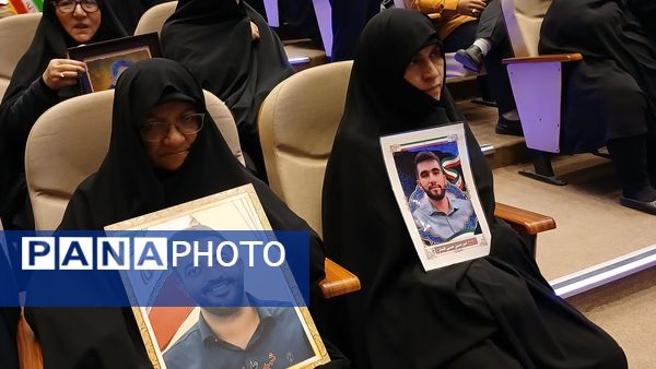 نمایشگاه «در لباس سربازی»