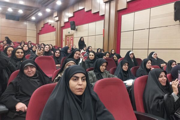 مراسم یلدای مادرانه با حضور فرهنگیان و دانش‌آموزان در اردوگاه شهید منتظری شهریار