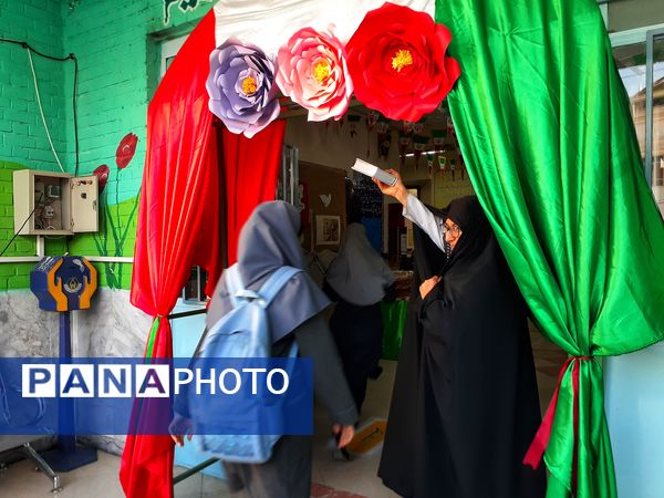 به صدا درآمدن زنگ مهر در مدرسه شایستگان منطقه ۱۶