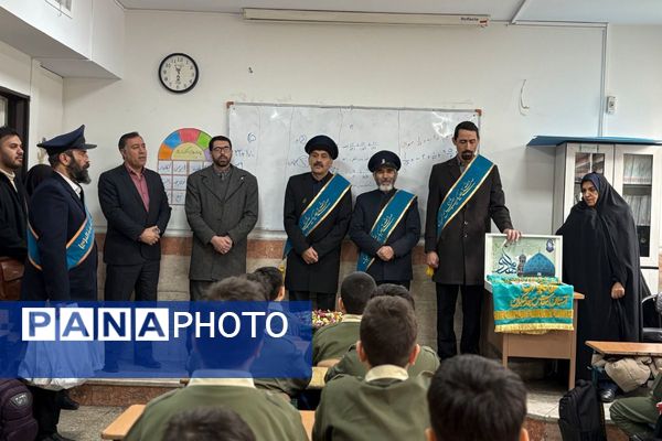 خادمان مسجد جمکران پرچم متبرک را به مدرسه شهید همت آوردند