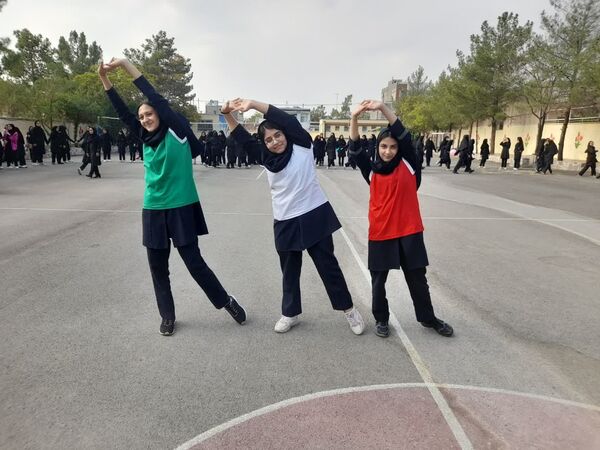 اجتماع مادران و دختران در ورزش صبحگاهی دبیرستان شاهد هاجر