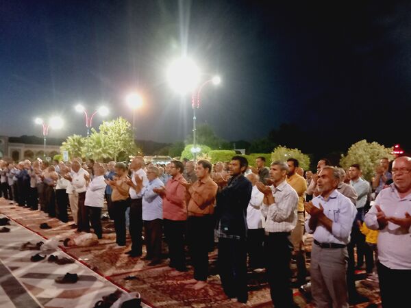 برپایی نماز جماعت در آرامگاه شهید مدرس 