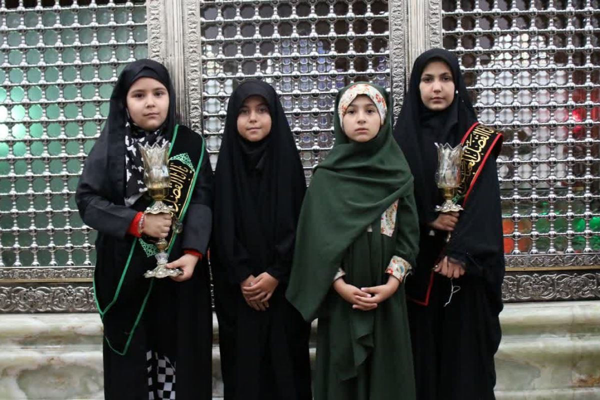 اجتماع خادمین حرم بی بی سکینه خاتون(س) در گلزار شهدا و حرکت به سوی حرم اُخت الرضا (ع)