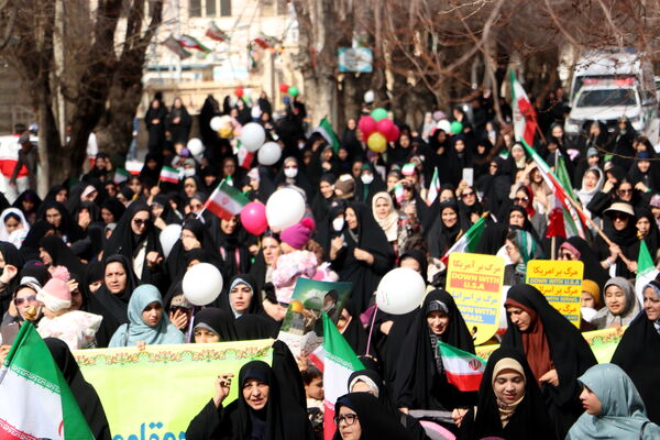 شکوه همبستگی مردم آباده در راهپیمایی ۲۲ بهمن